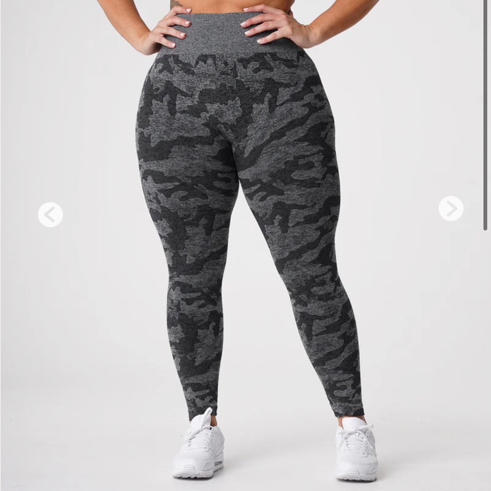 NVGTN Women’s Black Camo Seamless Leggings size Medium